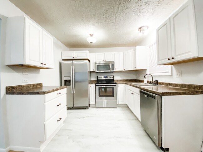 Building Photo - 5033 Pineridge Ave