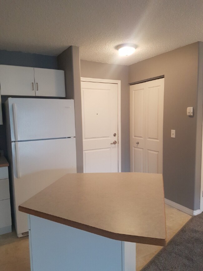 Photo du bâtiment - 2 Bed 2 Bath Unit in Edmonton, AB