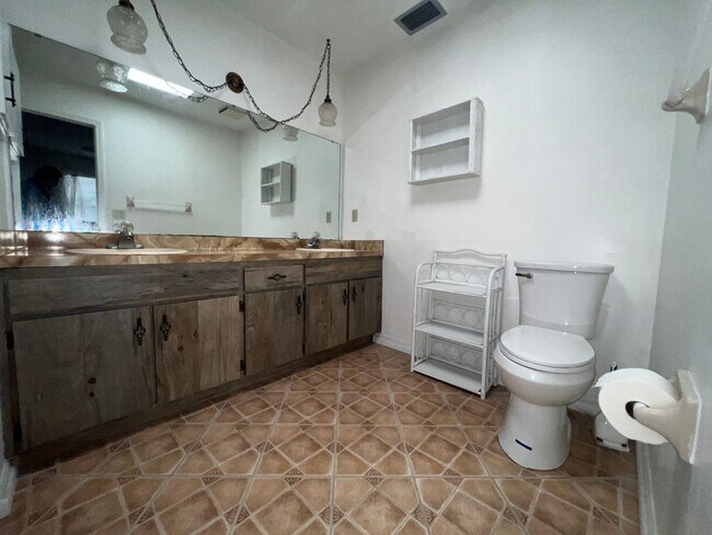 Foto del edificio - 2 Bedroom 2.5 Bath 2 Story Townhome AVAILA...
