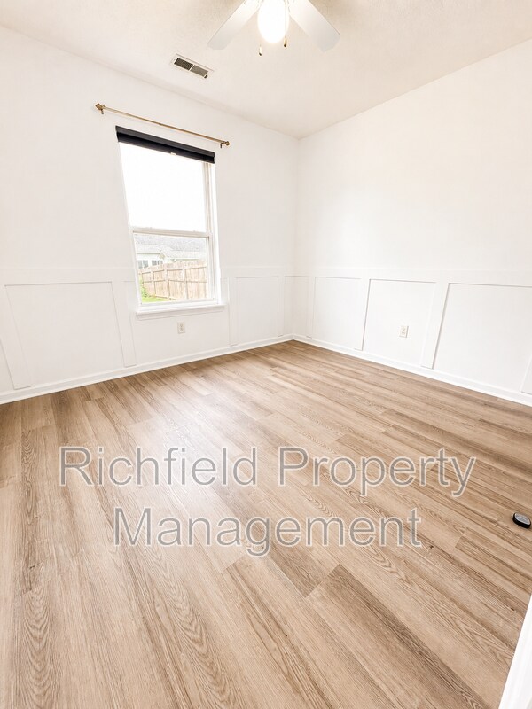 Foto del edificio - 1704 Crimson Ln