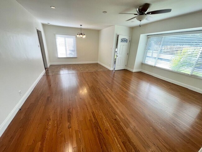 Foto del edificio - **LAKEWOOD 3BR/2BA+FAMILY ROOM **AVAILABLE...