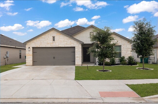 Photo - "Spacious 4-Bedroom Home in Converse with ...