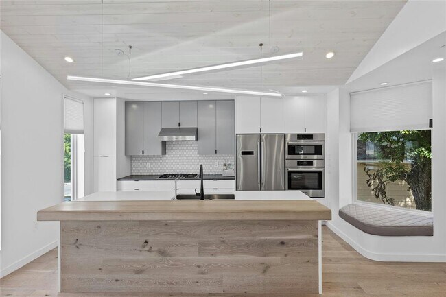 2106 Holly St Austin TX 78702 - 2106 Holly St Austin Tx Building Photo 