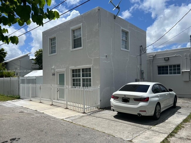 Building Photo - 2260 SW 17th St