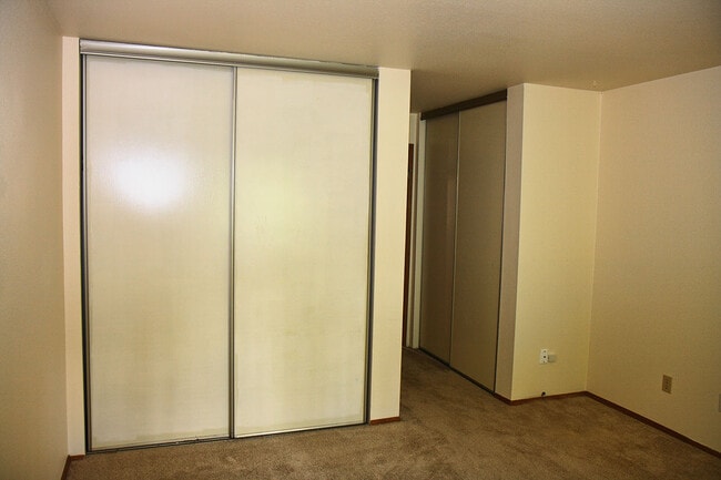 Building Photo - Hillside Apartments