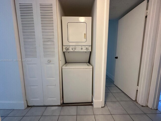 Foto del edificio - 215 Lake Pointe Dr