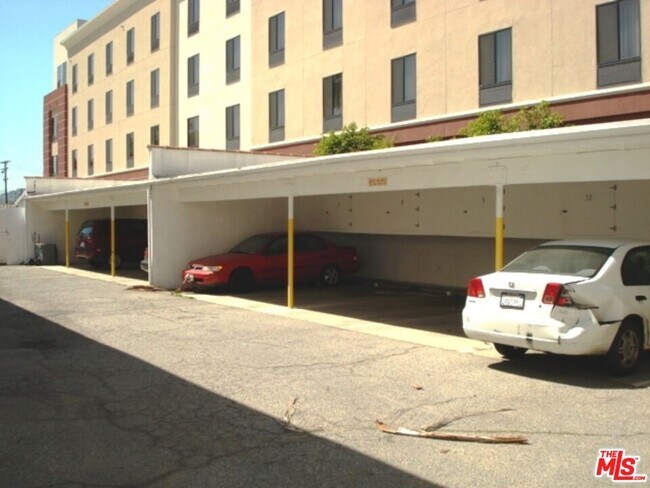 Foto del edificio - 5641 Halbrent Ave