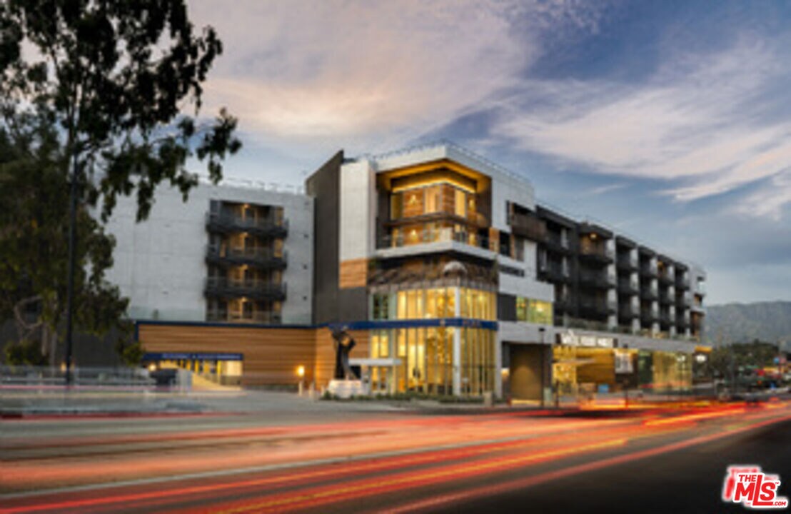 Primary Photo - 3425 W Olive Ave