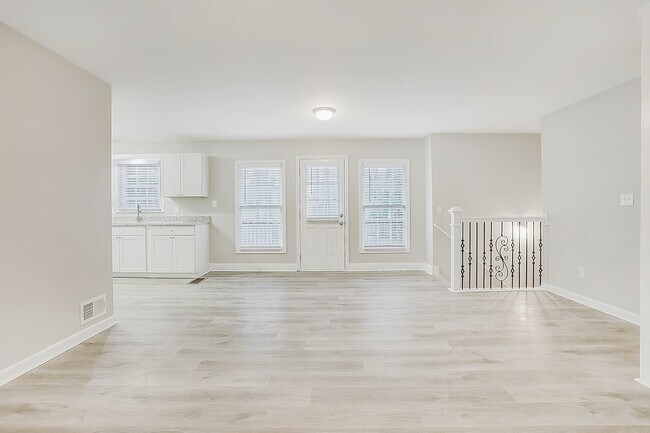 Building Photo - 6224 Shallowford Way