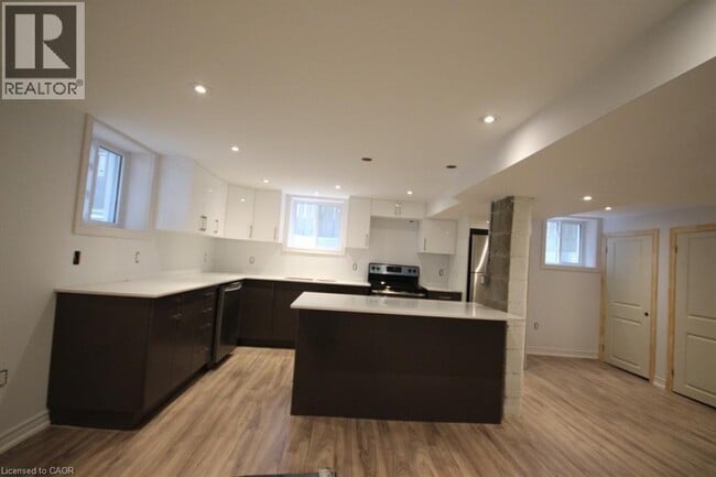 Photo du bâtiment - 122 Macassa Ave