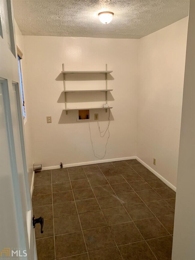 Foto del edificio - 6760 Tell Rd