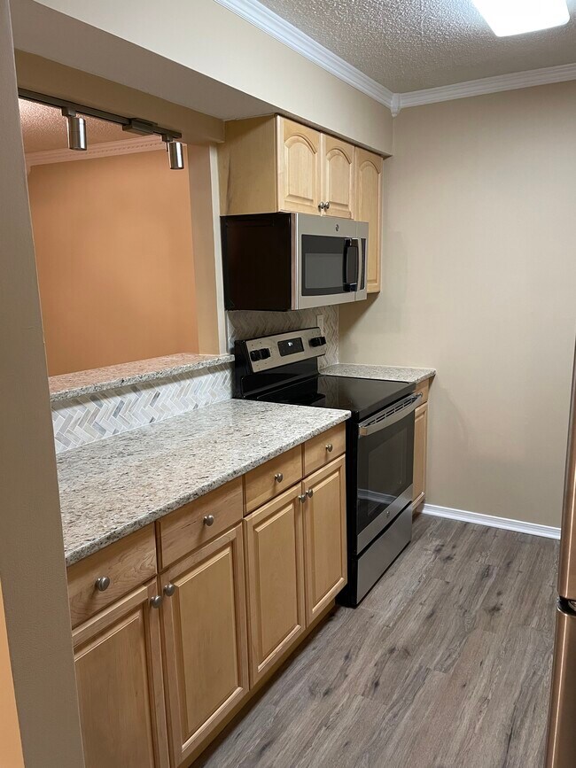 Kitchen - New Range & Microwave - 1311 Old Hammond Chase