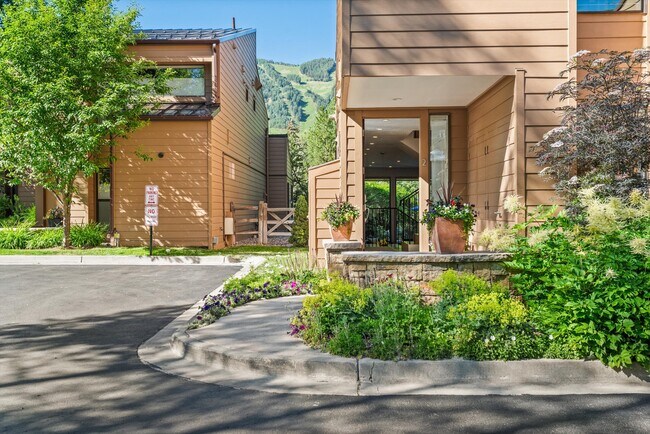 Foto del edificio - 155 Lone Pine Rd