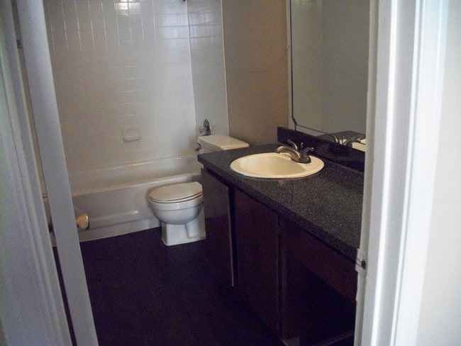 Building Photo - 1401 Tennis Dr