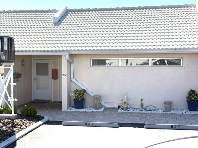 Building Photo - 907 Gibbs Rd