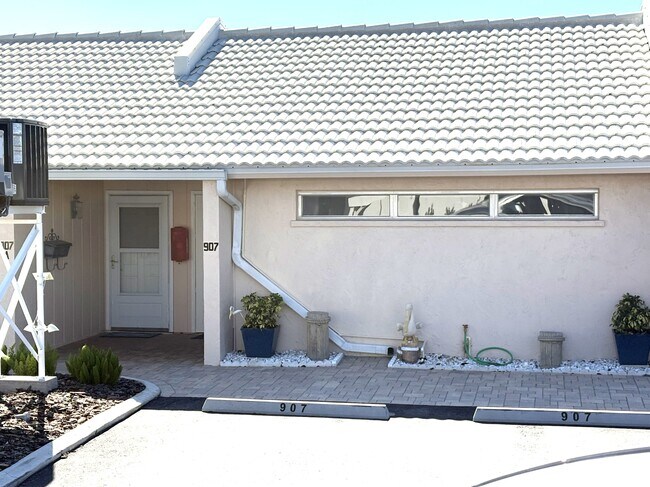 Foto del edificio - 907 Gibbs Rd