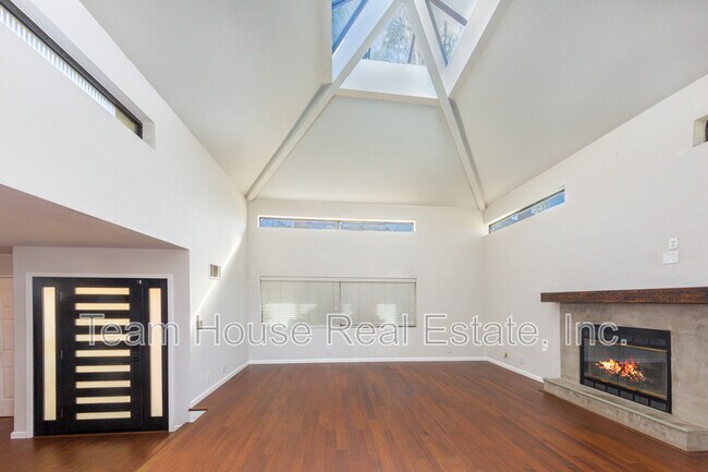 Foto del edificio - 5845 S Mansfield Ave
