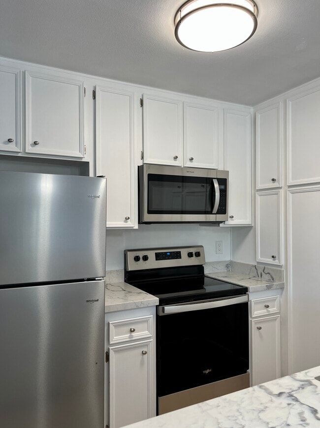 Stainless steel and quartz countertops in kitchen. - 5710 Baltimore Dr
