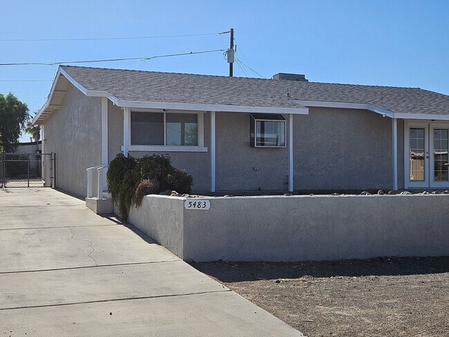 Foto del edificio - Remodeled Home with enclosed court yard an...