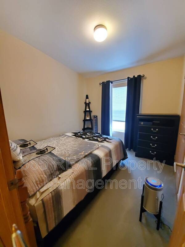 Building Photo - 644 School House Dr