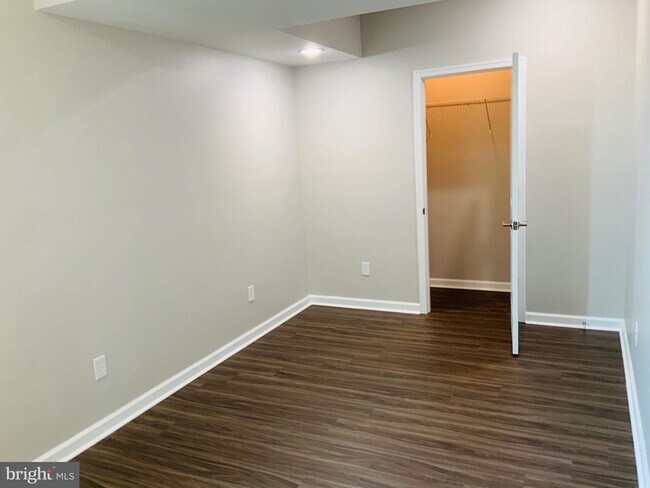 Foto del edificio - 2 BEDROOM BASEMENT UNIT