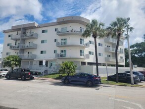 Building Photo - 7125 Bonita Dr