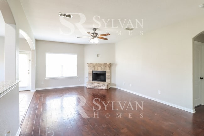 Building Photo - Texas beauty with all the bells and whistles!
