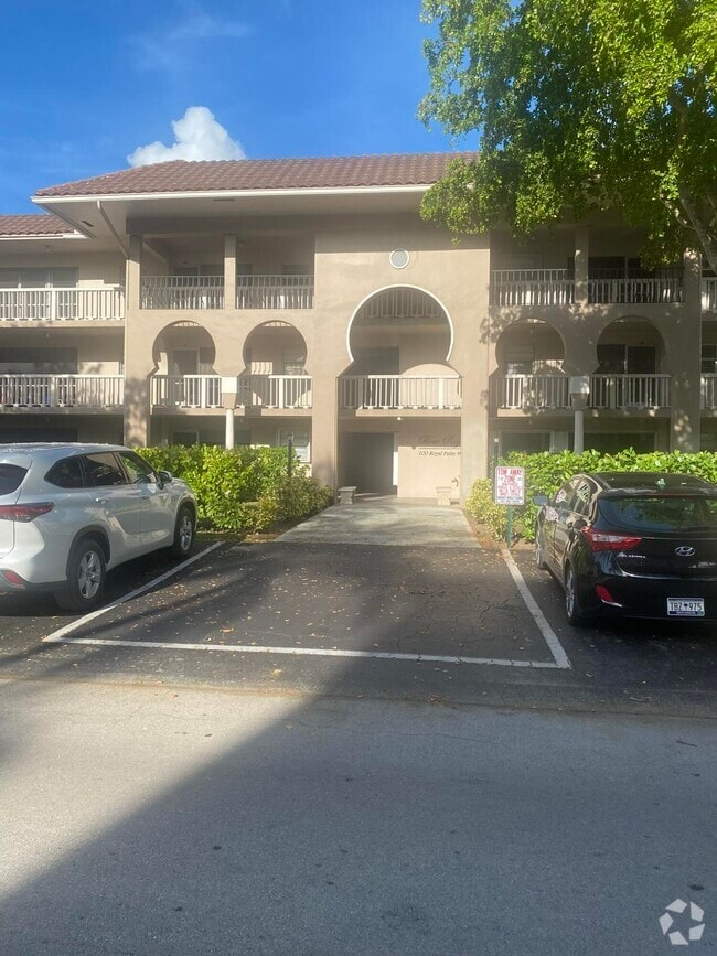 Building Photo - 100 Royal Palm Way