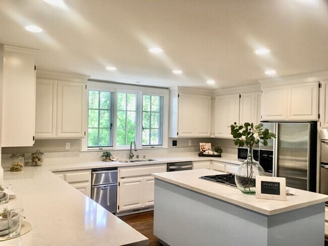 Foto del edificio - SHORT TERM LEASE JAN 1- JUNE 30 2024  ELEG...