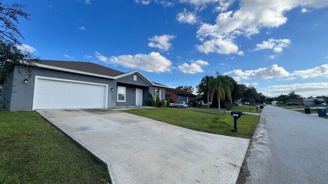 Foto del edificio - BEAUTIFUL 4 Bd/2 Ba Home in Lovely Palm Bay!!!