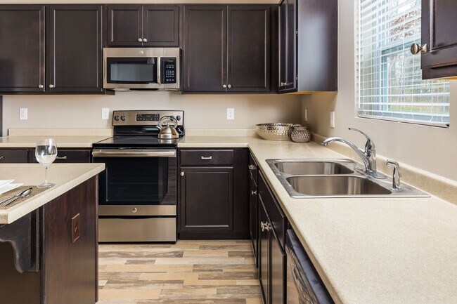 Building Photo - Immediate Occupancy Available!