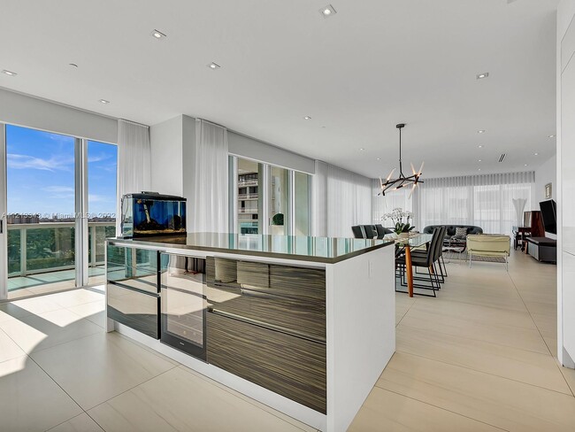 Building Photo - 10101 Collins Ave