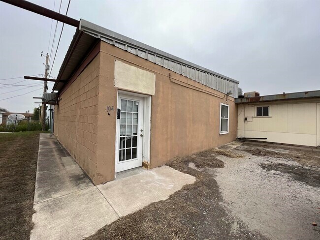 Building Photo - 104 Fletcher St