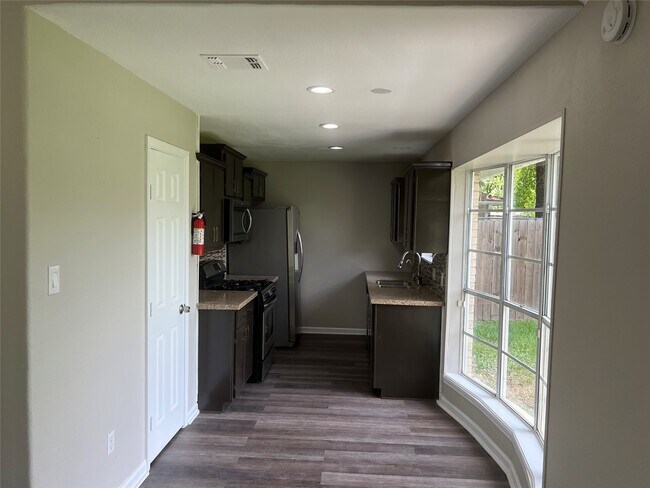 Foto del edificio - 4003 Brownstone Ln