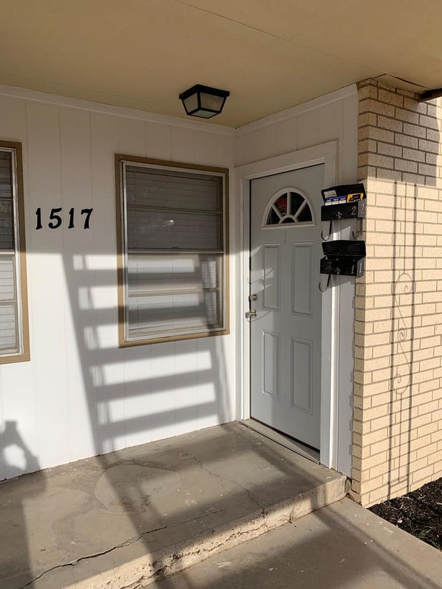 Primary Photo - 1517 Century Ave