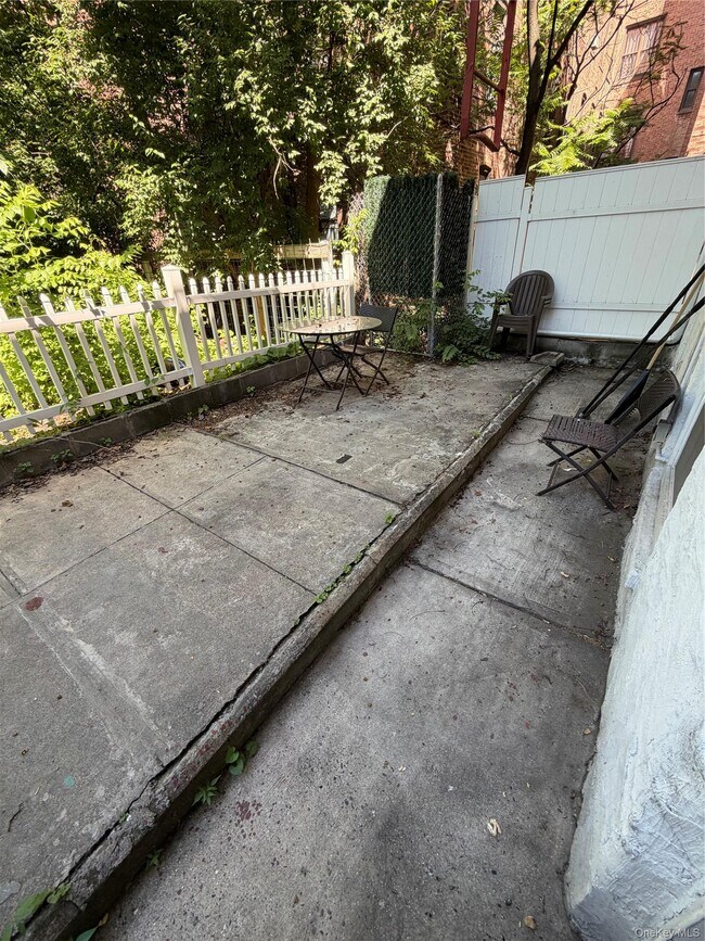 Building Photo - 646 W 207th St