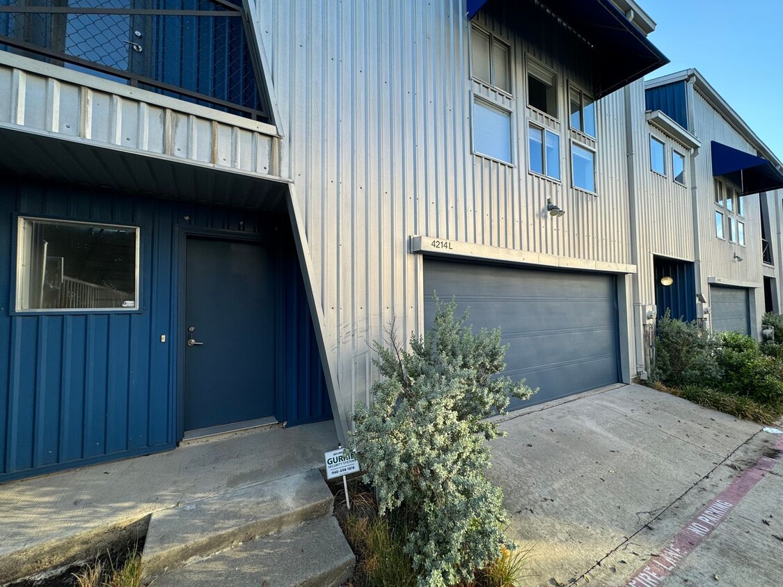Primary Photo - Big & Bright Townhome on Swiss Avenue!