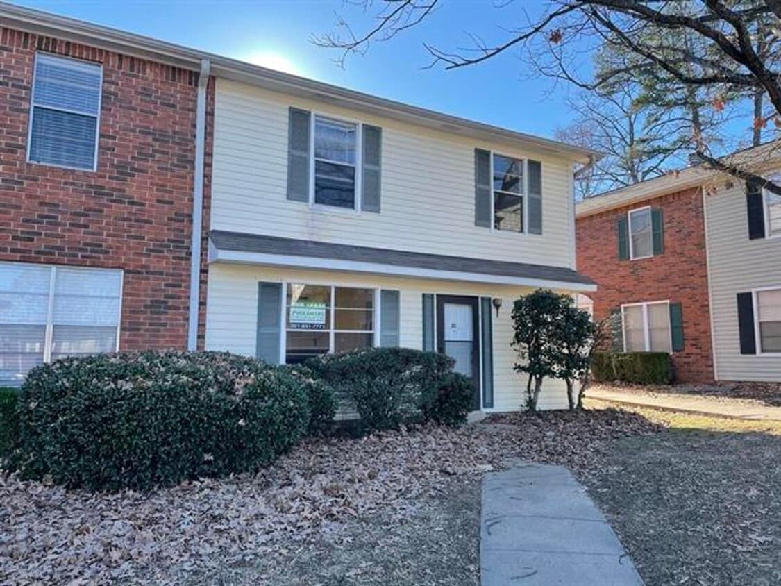 Primary Photo - Townhouse in Maumelle!