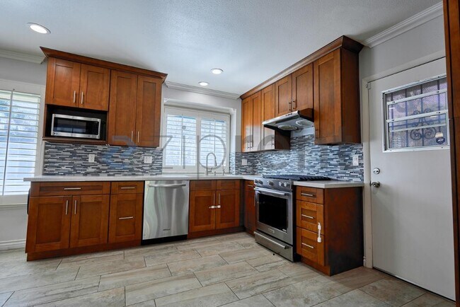 Building Photo - 1334 Birchcrest Ave