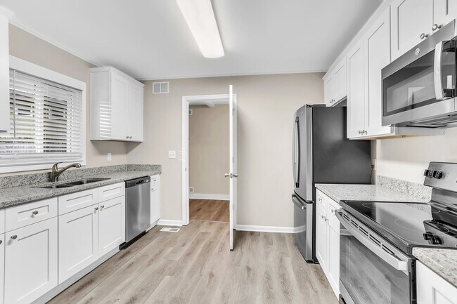 Building Photo - 3840 Redbud Ct Se