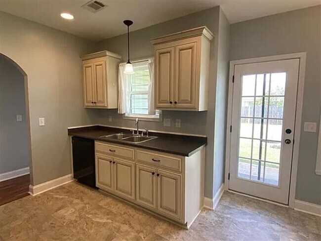 Building Photo - Cute 3 bed/2 bath