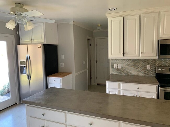Building Photo - 250 Hattie's Ln
