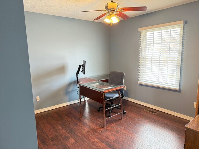 Foto del edificio - Beautiful 4 BR on Bloomington's east side