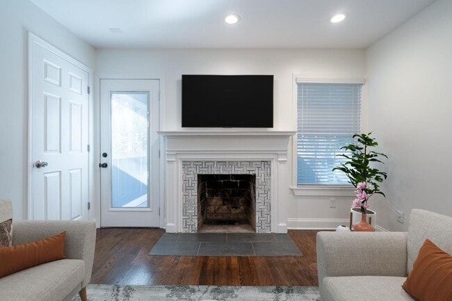 Photo - 634 Stokeswood Ave SE House