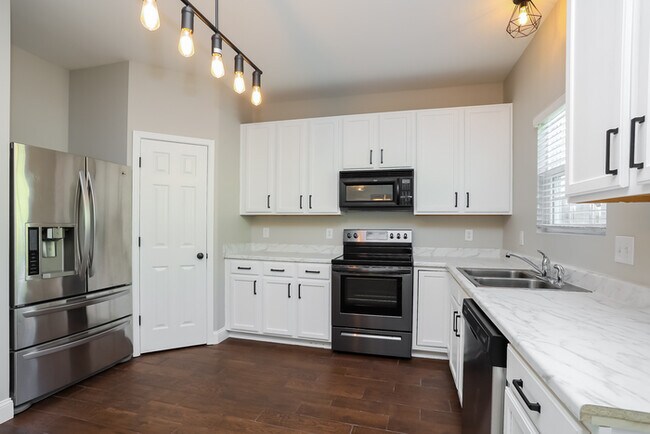 Building Photo - Amazing 3 Bedroom