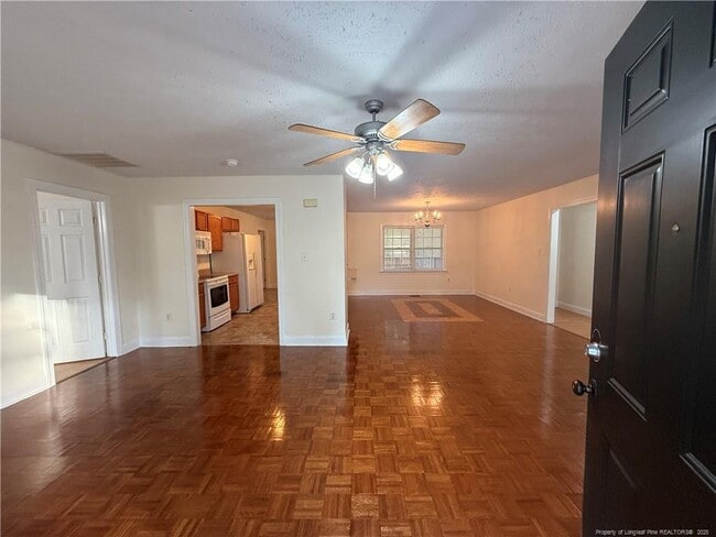 Foto del edificio - 3713 Rockhurst Dr