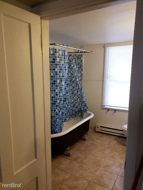 Building Photo - 3 br, 1 bath Apartment - 582 Main Street