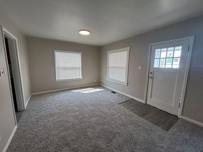 Building Photo - Beautifuly updated 2 Bedroom home with bac...