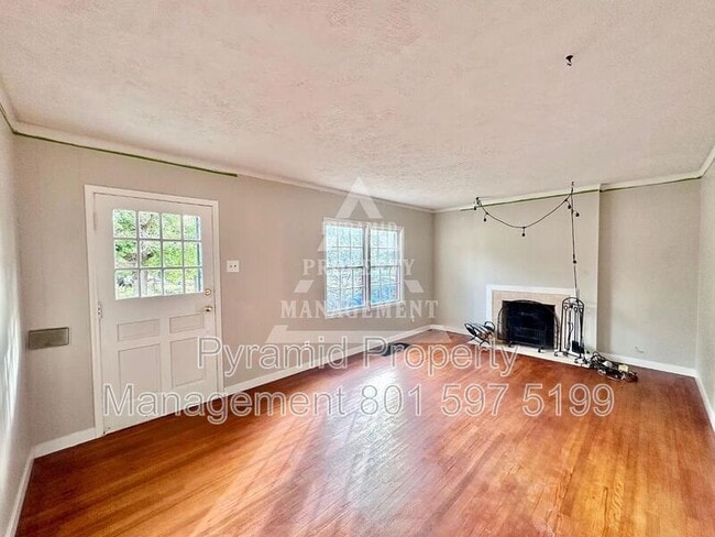 Building Photo - 1409 E Redondo Ave