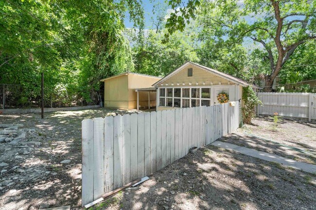 Foto del edificio - 716 E Losoya St